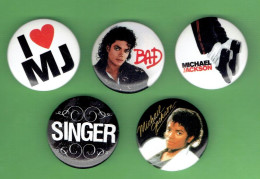 LOT 5 BADGES DIFFERENTS MICHAEL JACKSON SINGER BAD - Objets Dérivés