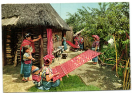 Guatemale C.A. - Indigenas Tejiendo Weaving Natives - Guatemala