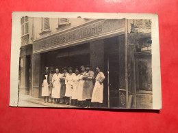 Carte Photo Devanture Avec Personnages  Poissonnerie .les Pêcheurs Réunis - Magasins