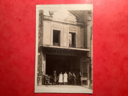 Carte Photo Devanture Poissonnerie Avec Personnages  Des Pêcheurs Reunis - Magasins