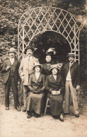 CARTE PHOTO - Un Groupe à Identifier Et Localiser - Thème MODE - CHAPEAU - Genealogy