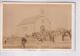 RARE Photo Originale Photographe Amateur Circa 1890 PREFAILLES église Sortie Animée - Préfailles