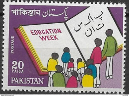 1972 Pakistan Mi. 337**MNH   Woche Der Erziehung. - Pakistan