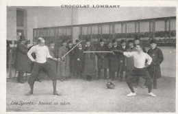 Escrime - Les Sports - Assaut Au Sabre (carte Publicitaire Chocolat Lombart) - Fechten