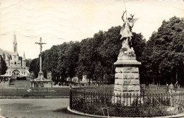 FRANCE - Lourdes - La Basilique, St Michel Et Le Calvaire Breton - Carte Postale Ancienne - Lourdes