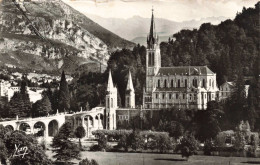 FRANCE - Lourdes - La Basilique, Et Les Montagnes - Carte Postale Ancienne - Lourdes