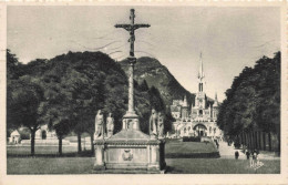 FRANCE - Lourdes - La Croix Des Bretons Et La Basilique, - Carte Postale Ancienne - Lourdes