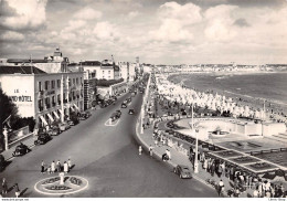 LES SABLES D'OLONNE - Le Boulevard Et Vue Générale De La Plage.. Le Grand Hôtel - Automobiles - Sables D'Olonne