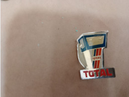 T1 // PIN'S " Total " - Kraftstoffe