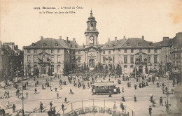 Rennes * L'hôtel De Ville Et La Place Un Jour De Fête * Tram Tramway - Rennes