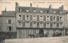 Fougères * Rue Et Façade Grand Hôtel Des Voyageurs * Pharmacie AUSSANT - Fougeres
