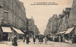 Châteaubriant * Rue De L'hôtel De Ville * Un Jour De Marché * Foire * Pharmacie - Châteaubriant