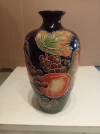 Vase Ancien Décor Fruit En Relief Hauteur 20 Cm Signé MP - Vasen