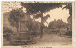 15    MARMANHAC  LA  PLACE  ET  LE  MONUMENT - Andere & Zonder Classificatie