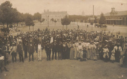 Angers * Carte Photo 1904 * Groupe Et Drapeau * Photographe R. Rivière - Angers