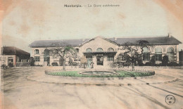 Montargis * La Gare Extérieure , La Place * Ligne Chemin De Fer - Montargis