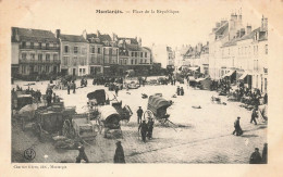 Montargis * La Place De La République * Marché Foire - Montargis