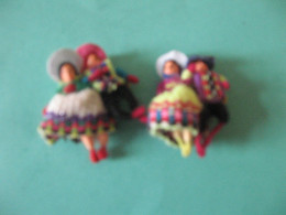 LOT DE 2 Petites Broches En Laine Et Plastique ( Folklore) - Brooches