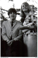 POSTAL   FOTOGRAFIA   DEL CANTANTE DE LOS BEATLES  PAUL McCARTNEY Y SU PAREJA - Photos