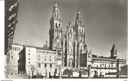 POSTAL   - SANTIAGO DE COMPOSTELA  - GALICIA  - PLAZA DE ESPAÑA Y CATEDRAL ( PLACE D'ESPAGNE ET CATHÉDRALE ) - Santiago De Compostela