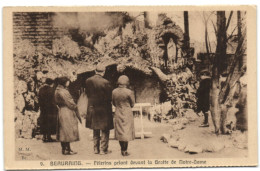 Beauraing - Pélerins Priant Devant La Grotte De Notre-Dame - Beauraing