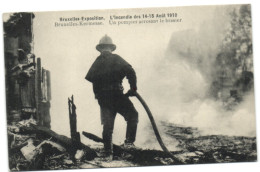 Bruxelles Exposition - L'Incendie Du 14-15 Août 1910 -  Bruxelles Kermesse - Un Pompier Arrosant Le Brasier - Expositions Universelles