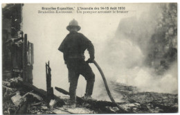 Bruxelles Exposition - L'Incendie Du 14-15 Août 1910 -  Bruxelles Kermesse - Un Pompier Arrosant Le Brasier - Wereldtentoonstellingen