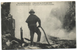 Bruxelles Exposition - L'Incendie Du 14-15 Août 1910 -  Bruxelles Kermesse - Un Pompier Arrosant Le Brasier - Expositions Universelles