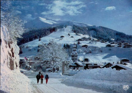 Delcampe - LA CLUSAZ       ( HAUTE- SAVOIE )   STATION DES ARAVIS  .  LE VIEUX CLUSAZ SOUS LA NEIGE - La Clusaz