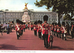 LONDON, BUCKINGHAM PALACE, CORPS OF DRUMS, STATUE, MONUMENT, ARCHITECTURE, CAR, UNITED KINGDOM - Buckingham Palace