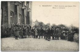 Beaumont - Ecole Moyenne Pour Jeunes Filles - Elèves En Récréation - Beaumont