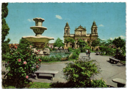 Guatemale C.A. - Parque Central Y Catedral Metropolitana - Guatemala