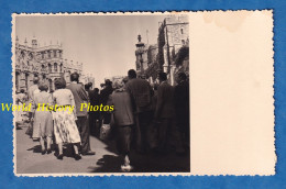 CPA Photo - WINDSOR - Groupe De Touriste Visitant Le Palais Ducal - 20 Juillet 1954 - Homme Femme Mode Castle - Windsor