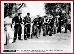 PHOTO Photographie De Presse "Paris Soir" Police USA - Les Volontaires établissent Un Barrage Contre Les Grévistes - America