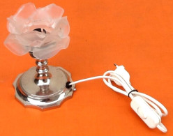 Epoque Art Déco Lampe à Poser Métal Chromé Tulipe Verre Opaque En Forme De Rose - Leuchten & Kronleuchter