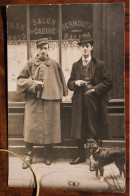 Carte Photo 1900's Amis Et Leur Chien Bistrot Café Bar CPA Ak Animée Tirage Print Vintage Militaria - Dogs