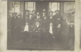 B Carte-photo -  Groupe à Identifier, Homme à L’accordéon - Musique Et Musiciens