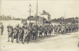 TB Militaire – Carte-photo Défilé De Soldats, éditeur à Amiens, 51eRI - Autres & Non Classés