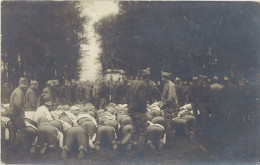 TB Militaire – Carte-photo Soldats « prosternés » - Andere & Zonder Classificatie