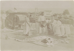 TB Photo Scène De Battage En Famille, Blé Dans Sac - Métiers