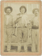 TB Photo Sur Carton 3 Hommes, Ouvriers, Pont De Fumet Grans 1905 - Lugares