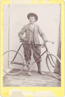 B Photo Sur Carton Jeune Homme & Son Vélo ( Rozier Photo Uzès ) - Anonymous Persons