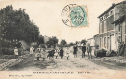 Hattonville Sous Les Côtes * Rue , Sortie Nord Du Village * Villageois - Autres & Non Classés