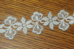 DENTELLE Ancienne GALON Bordure / 3.70 M X  4 Cm  De Large / COUTURE MERCERIE - Laces & Cloth