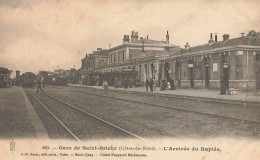 St Brieuc * La Gare , L'arrivée Du Rapide * Train Locomotive Machine Ligne Chemin De Fer Côtes Du Nord - Saint-Brieuc