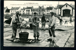 44 LA TURBALLE - LE QUAI DU JARDIN ET LA MAISON DU BATEAU DE SAUVETAGE - LE "COVAGE" DES VOILES - La Turballe