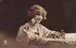 FÊTES ET VOEUX - Nouvel An - Une Femme Souriante Tenant Une Rose - Carte Postale Ancienne - Año Nuevo