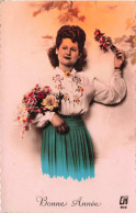 FÊTES ET VOEUX - Nouvel An - Une Femme élégante Tenant Un Bouquet De Fleurs - Colorisé - Carte Postale Ancienne - Año Nuevo