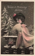 FÊTES ET VOEUX - Nouvel An - Une Femme Avec Une Cape Dans La Neige - Colorisé - Carte Postale Ancienne - Año Nuevo