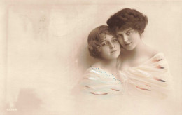 CARTE PHOTO - Portrait De Deux Sœurs - Colorisé - Carte Postale Ancienne - Fotografia